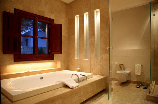 HOUSE in Majorca, Spain, aureolighting aureolighting Modern bathroom