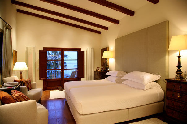 HOUSE in Majorca, Spain, aureolighting aureolighting Modern style bedroom