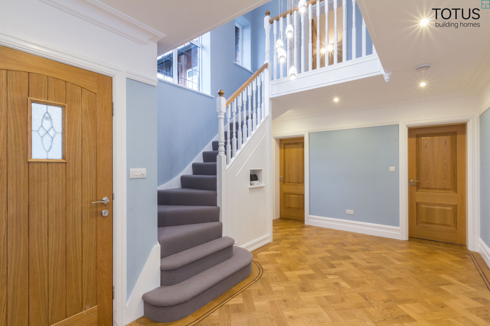 ​A Classic Country Home For The Modern Age, TOTUS TOTUS Modern Corridor, Hallway and Staircase