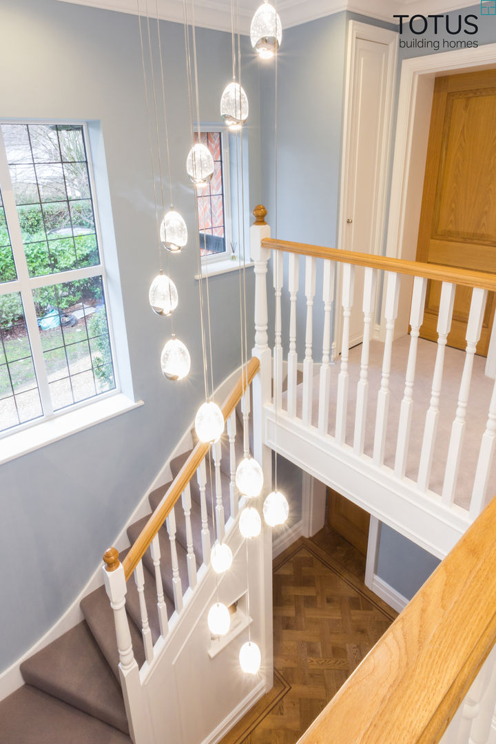 ​A Classic Country Home For The Modern Age, TOTUS TOTUS Modern corridor, hallway & stairs