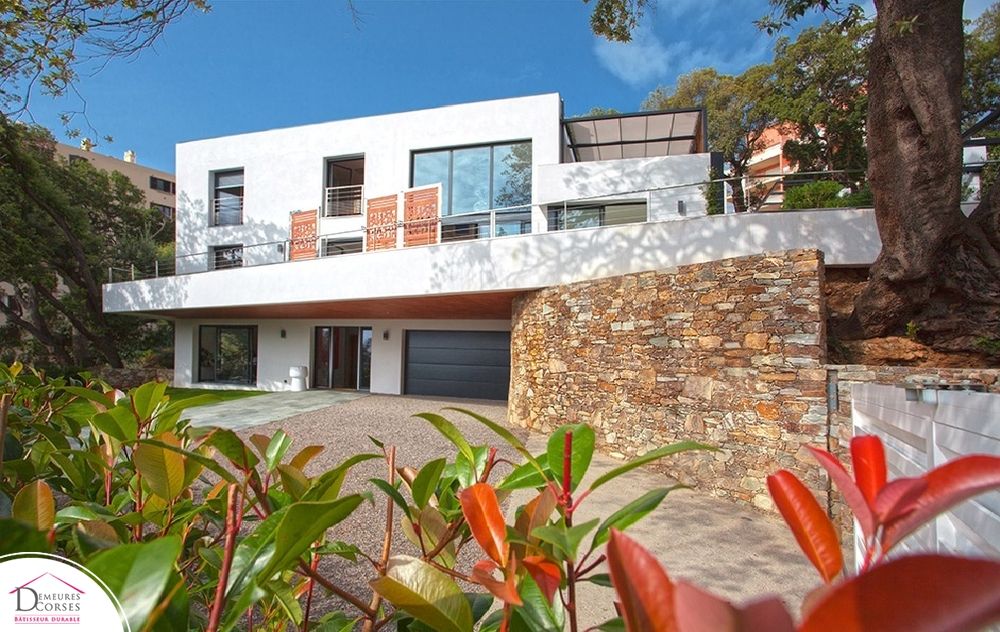 La maison dans les arbres en ville (BEPOS RT2020 en Corse), Demeures Corses Demeures Corses Maisons modernes