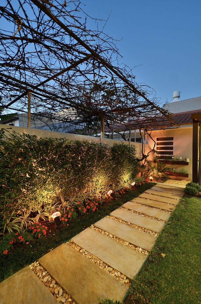 Renovação Pátio - Bairro Lindoia, Stefani Arquitetura Stefani Arquitetura Jardines de estilo rústico Piedra Iluminación