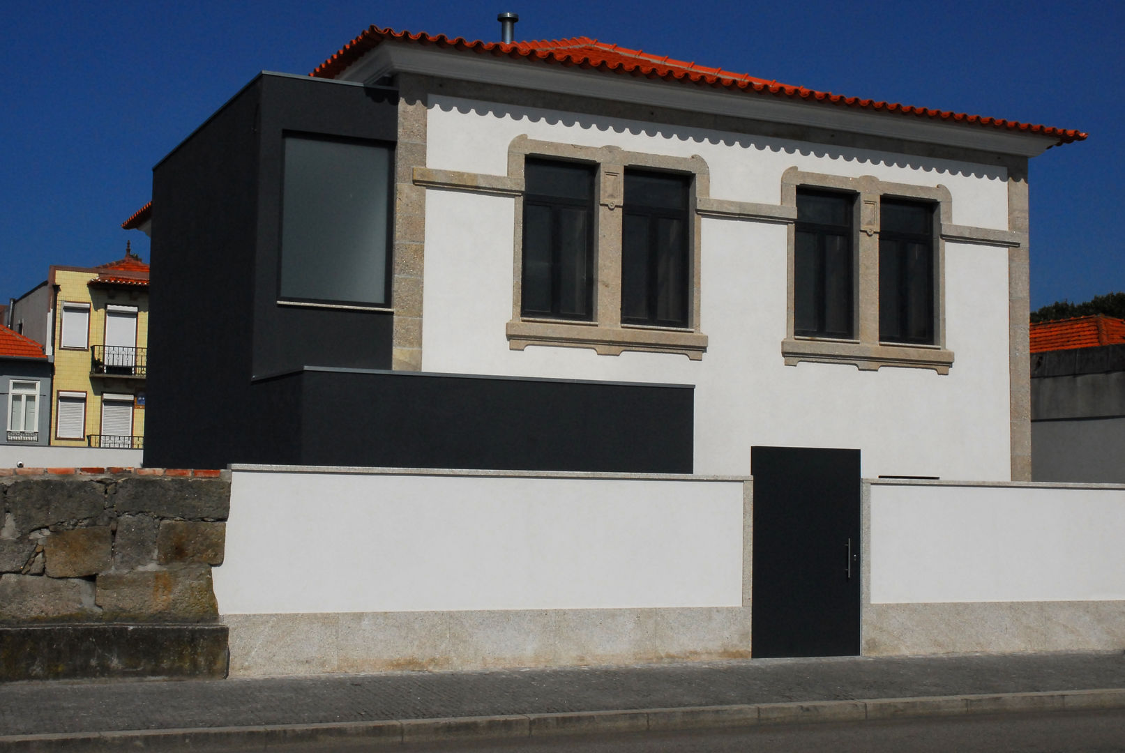 Vila Margarida, INSIDE arquitectura+design INSIDE arquitectura+design Casas estilo moderno: ideas, arquitectura e imágenes