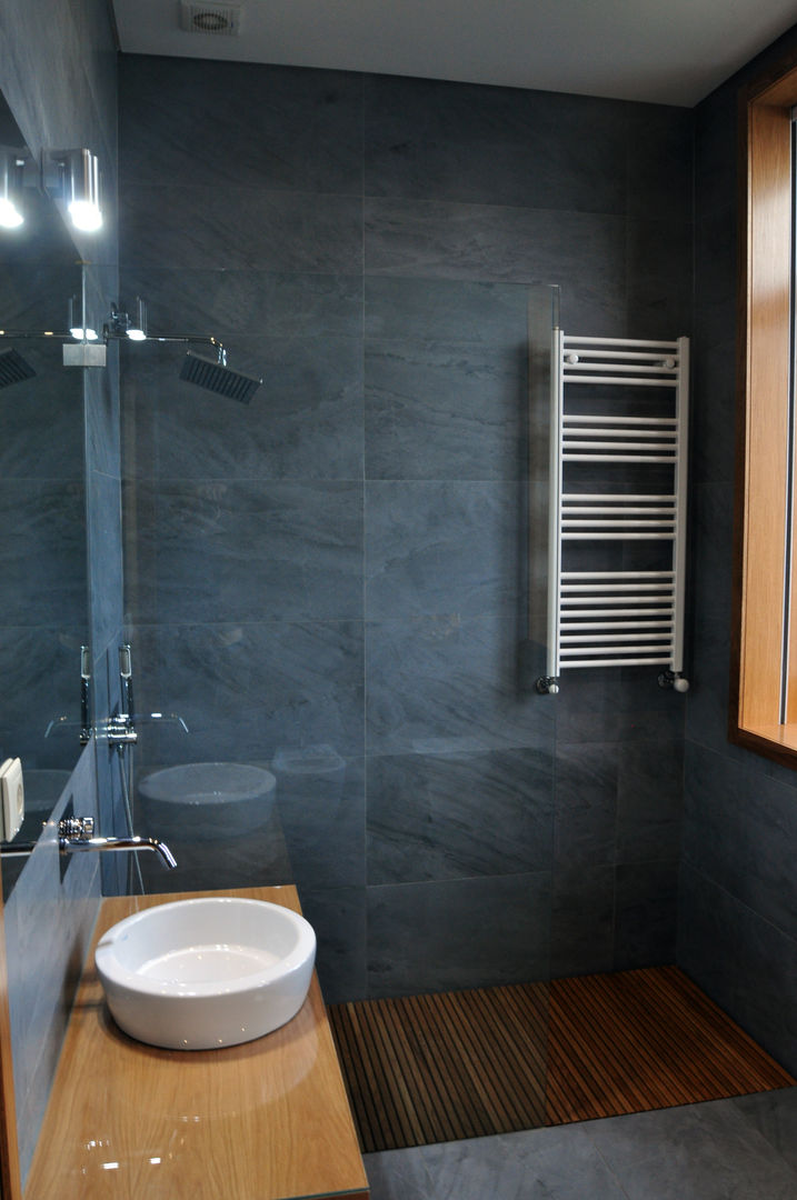 Vila Margarida, INSIDE arquitectura+design INSIDE arquitectura+design Modern style bathrooms