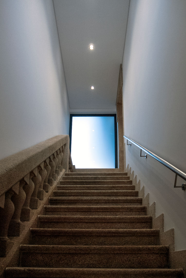 Vila Margarida, INSIDE arquitectura+design INSIDE arquitectura+design Modern corridor, hallway & stairs