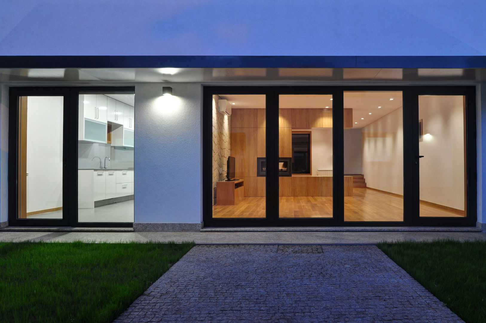 Vila Margarida, INSIDE arquitectura+design INSIDE arquitectura+design Modern Evler