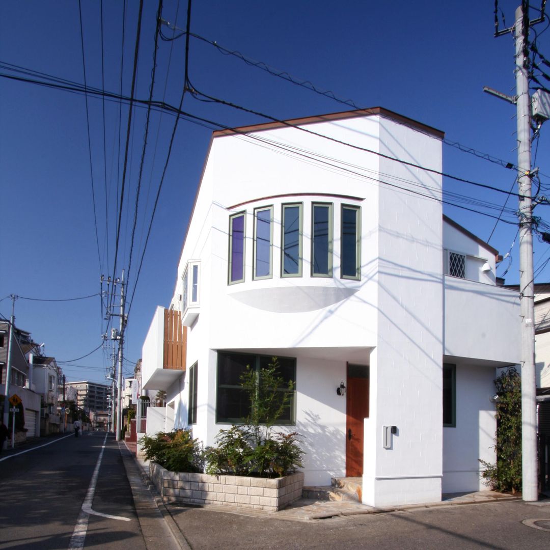 八雲の家（漆喰塗のヨーロピアンテイストの小住宅）, 中川龍吾建築設計事務所 中川龍吾建築設計事務所 Casas de estilo clásico Caliza