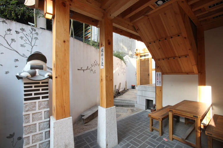 관훈재 (寬勳齋), 북촌HRC 북촌HRC Balcone, Veranda & Terrazza in stile asiatico