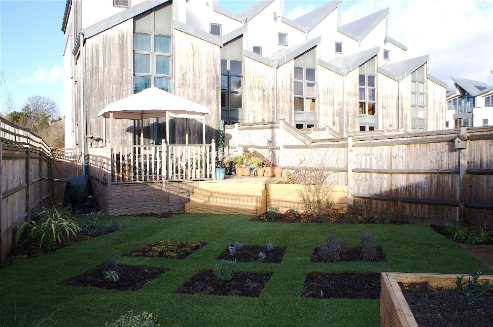 Photo from the rear of the garden towards the elevation of the new development Cowen Garden Design Jardines de estilo moderno