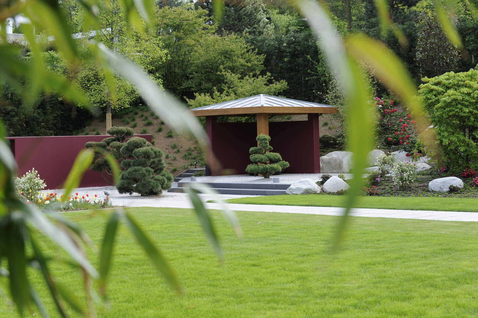 Pavillon mit Bonsai dirlenbach - garten mit stil Asiatischer Garten