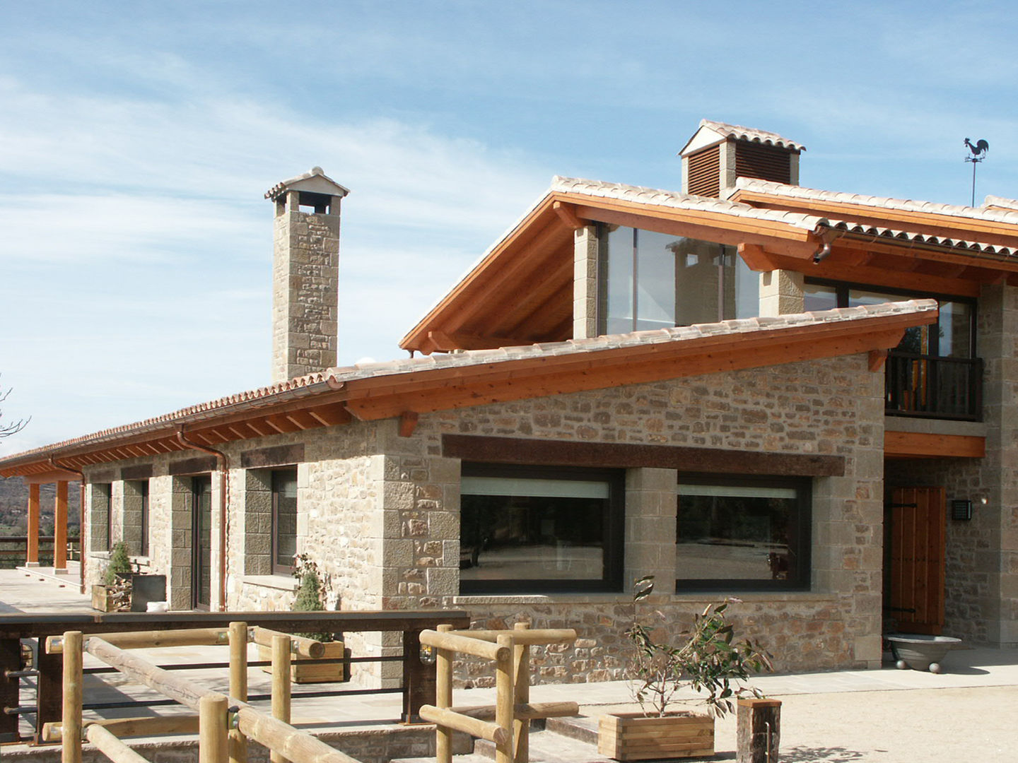 CASA DE PIEDRA Y MADERA, RIBA MASSANELL S.L. RIBA MASSANELL S.L. Country style house Stone