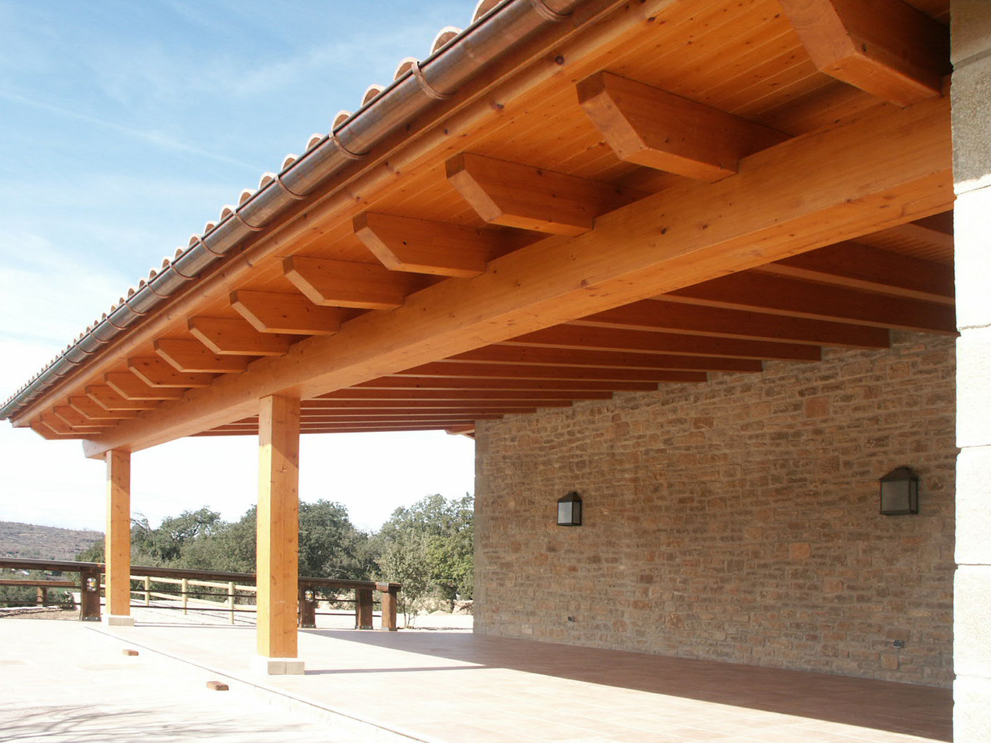 CASA DE PIEDRA Y MADERA, RIBA MASSANELL S.L. RIBA MASSANELL S.L. منازل خشب متين Multicolored