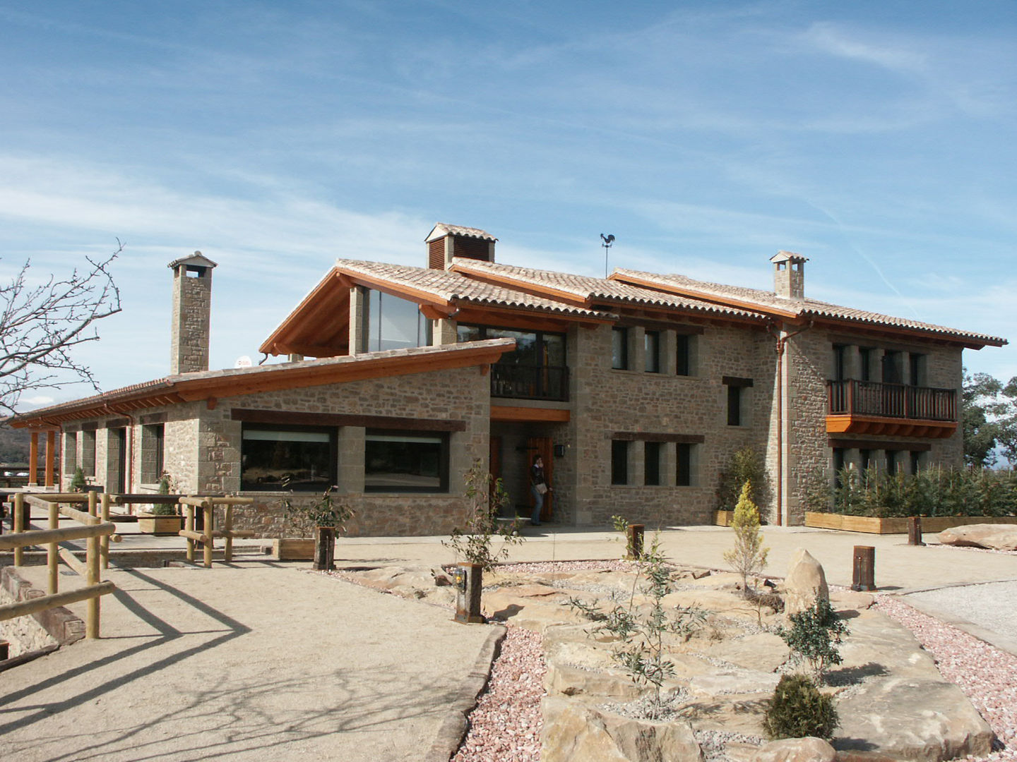 CASA DE PIEDRA Y MADERA, RIBA MASSANELL S.L. RIBA MASSANELL S.L. Дома в стиле кантри Камень