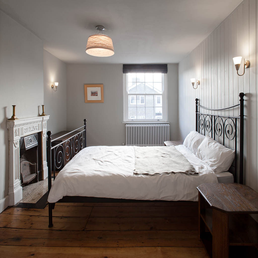Cambridgeshire House APE Architecture & Design Ltd. Country style bedroom