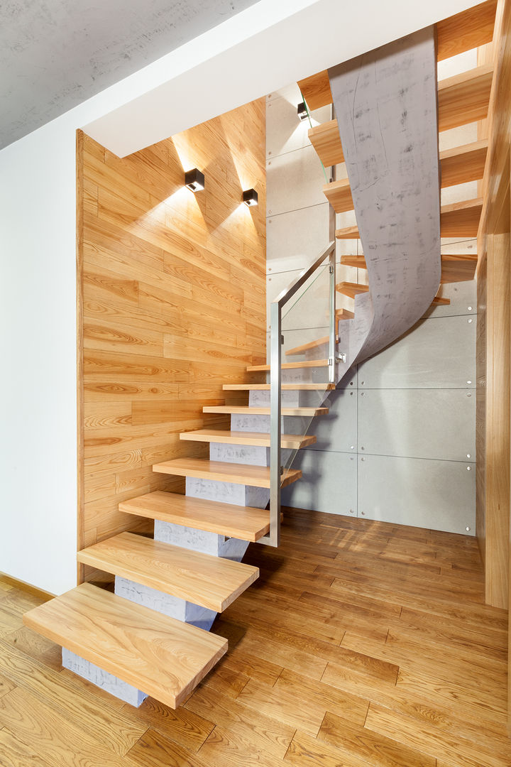 Drewno i beton, IN IN Pasillos, vestíbulos y escaleras modernos Madera Acabado en madera