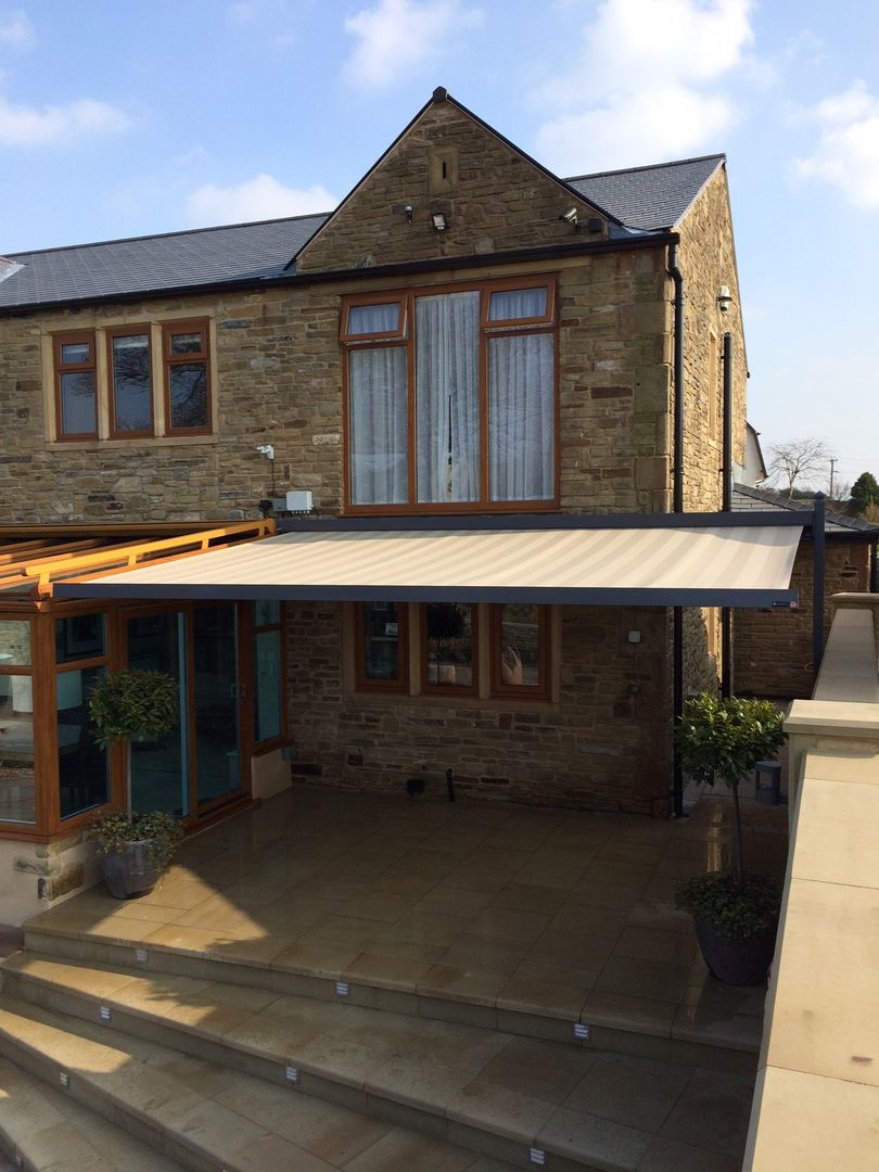 Patio Awning Installation in Padiham, Lancashire. homify بلكونة أو شرفة patio,awning,terrace,canopy,garden,alfresco,shading