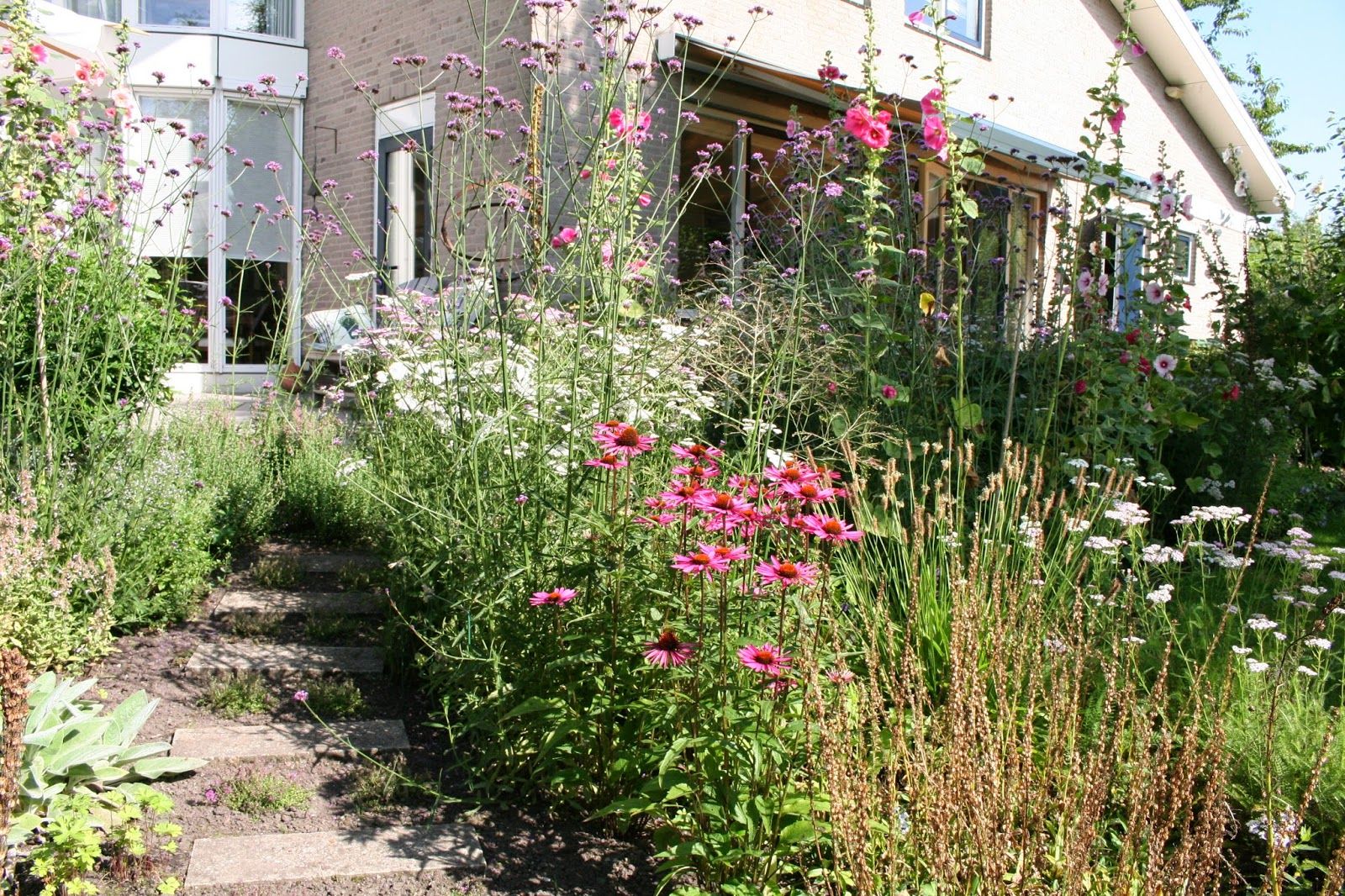 Weelderige border in cottagestijl, Carla Wilhelm Carla Wilhelm حديقة