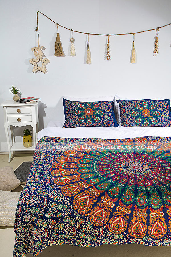 Sita Mandala by the kairos - Mandala Designs For Your Home, THE KAIROS THE KAIROS Cuartos de estilo rústico Algodón Rojo Textiles
