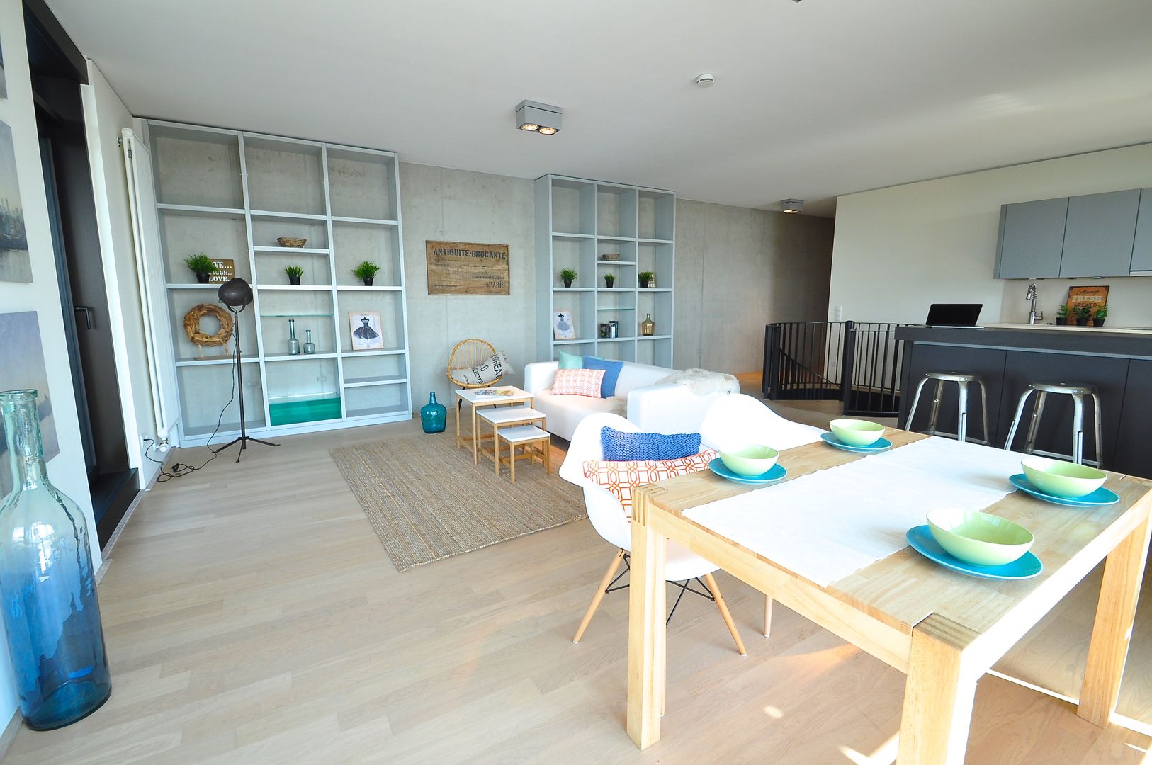 Home Staging einer Maisonette-Wohnung in bester Weser-Lage, K. A. K. A. モダンデザインの リビング