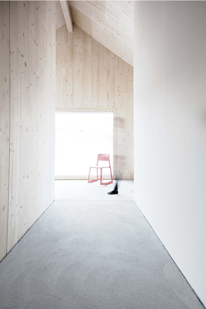 Neubau eines Low-Budget Stadthauses, Studio für Architektur Bernd Vordermeier Studio für Architektur Bernd Vordermeier Minimalist corridor, hallway & stairs Wood Wood effect