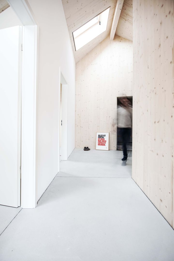 Flur Studio für Architektur Bernd Vordermeier Minimalistischer Flur, Diele & Treppenhaus Holz Holznachbildung