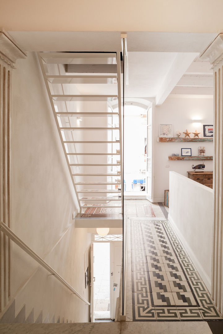 homify Mediterranean corridor, hallway & stairs