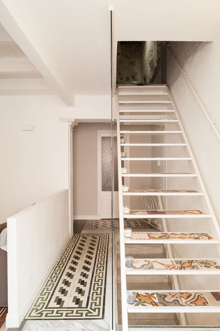 homify Mediterranean corridor, hallway & stairs