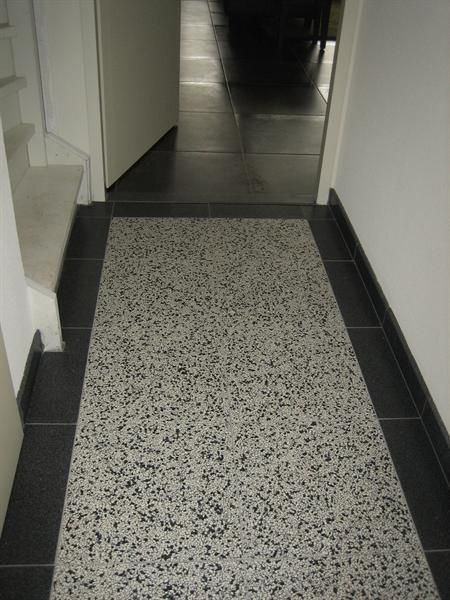 Terrazzo vloer in tegelvorm - hip, handig en zo jaren '70!, MAWI Tegels B.V. MAWI Tegels B.V. Corredores, halls e escadas clássicos Granito