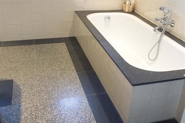 Terrazzo vloer in tegelvorm - hip, handig en zo jaren '70!, MAWI Tegels B.V. MAWI Tegels B.V. Classic style bathroom Tiles