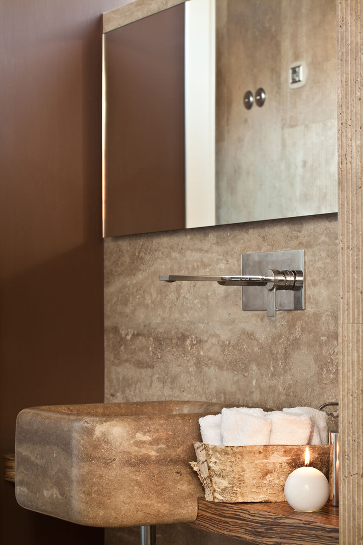 SHOW ROOM, Travertini & Pietre S.r.l. a socio unico Travertini & Pietre S.r.l. a socio unico Classic style bathroom Stone