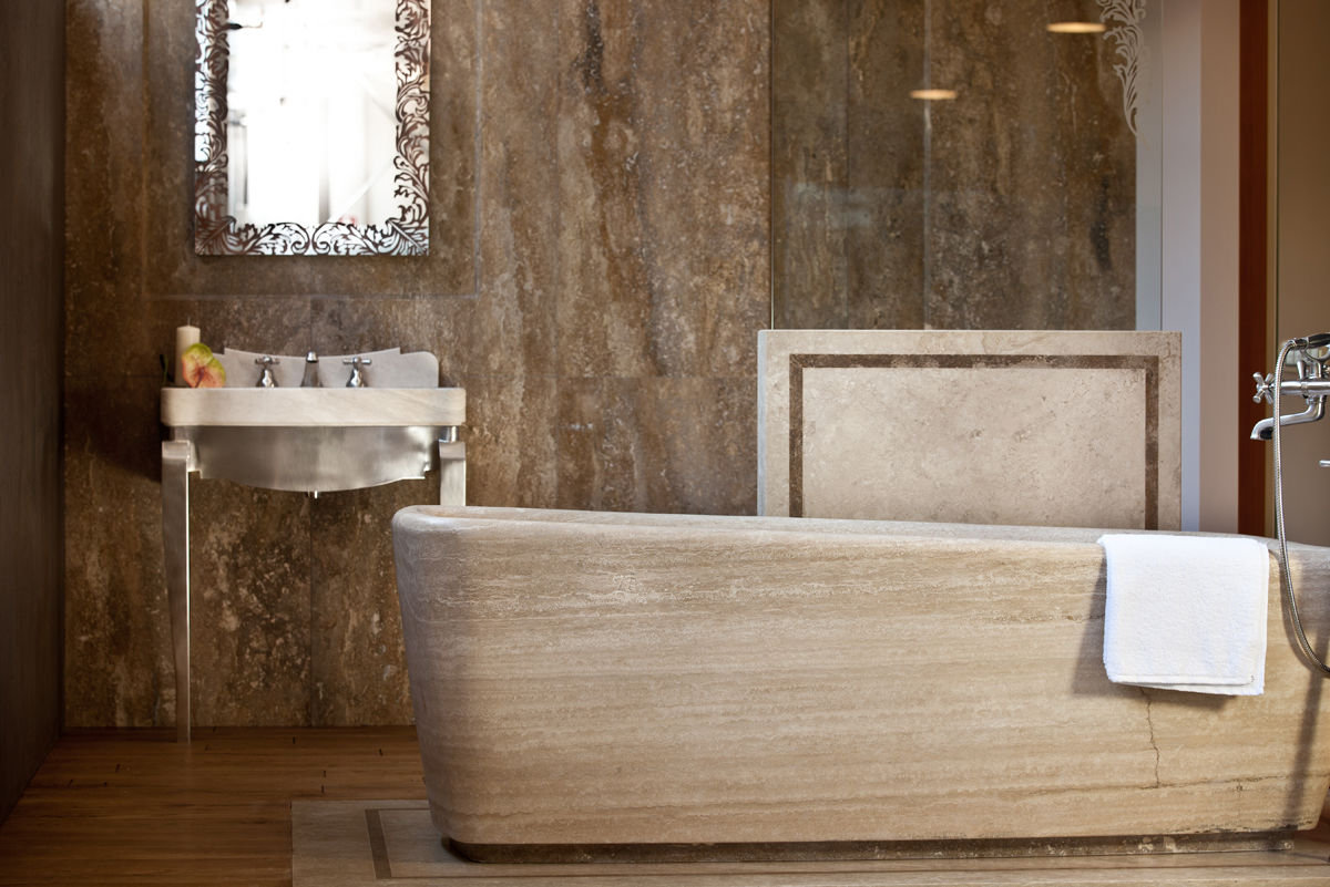 SHOW ROOM, Travertini & Pietre S.r.l. a socio unico Travertini & Pietre S.r.l. a socio unico Classic style bathroom Stone