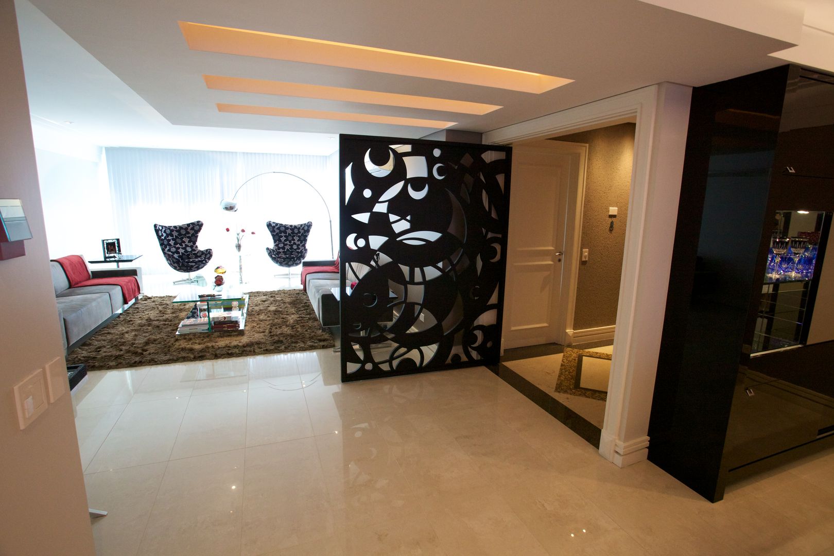 Apartamento 1101, Patrícia Azoni Arquitetura + Arte & Design Patrícia Azoni Arquitetura + Arte & Design モダンな 窓&ドア MDF