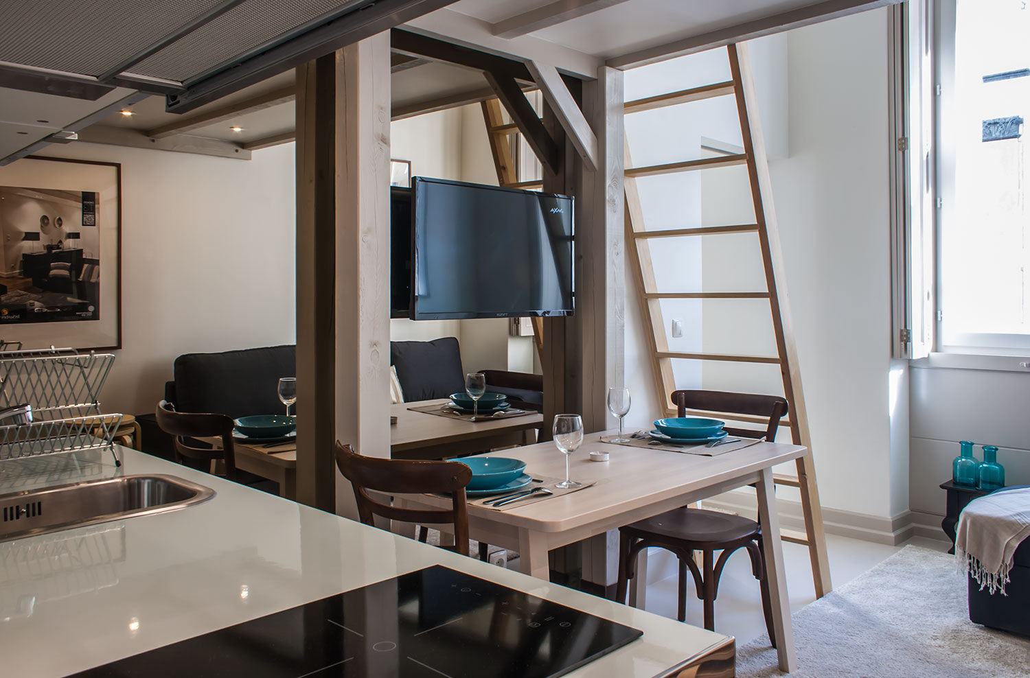 Apartment Rehabilitation in the Chiado District, Architecture TOTE SER Architecture TOTE SER Ruang Makan Modern