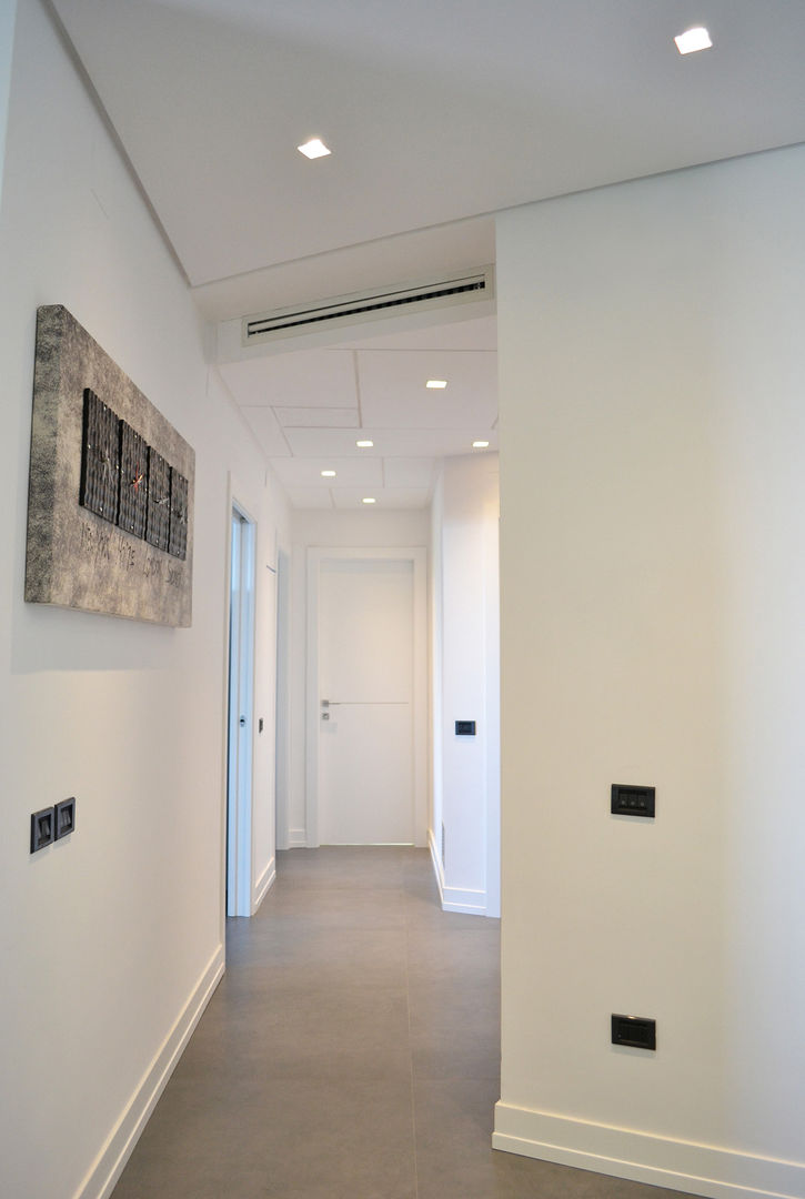 Casa M, tizianavitielloarchitetto tizianavitielloarchitetto Modern corridor, hallway & stairs