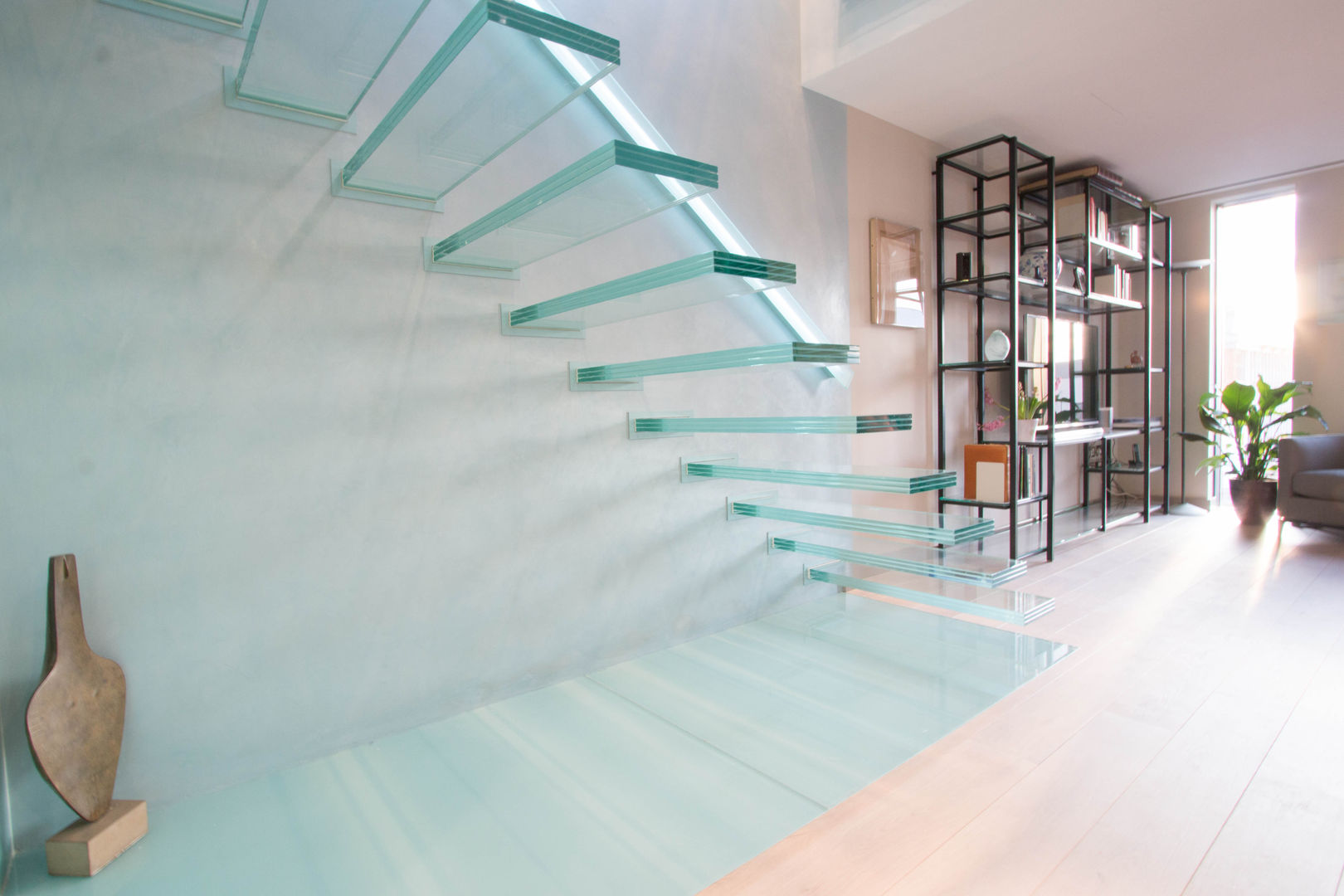 ​A single-flight cantilever staircase crafted in toughened, laminated glass Railing London Ltd Pasillos, vestíbulos y escaleras de estilo moderno Glass stairs,glass staircases,cantilever stairs,cantilever glass treads,floating glass stairs,floating treads,glass handrail