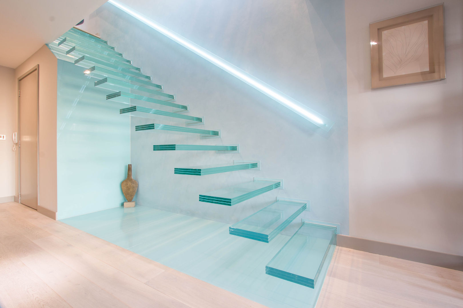 ​A single-flight cantilever staircase crafted in toughened, laminated glass Railing London Ltd Modern corridor, hallway & stairs Glass stairs,glass staircases,cantilever stairs,cantilever glass treads,floating glass stairs,floating treads,glass handrail