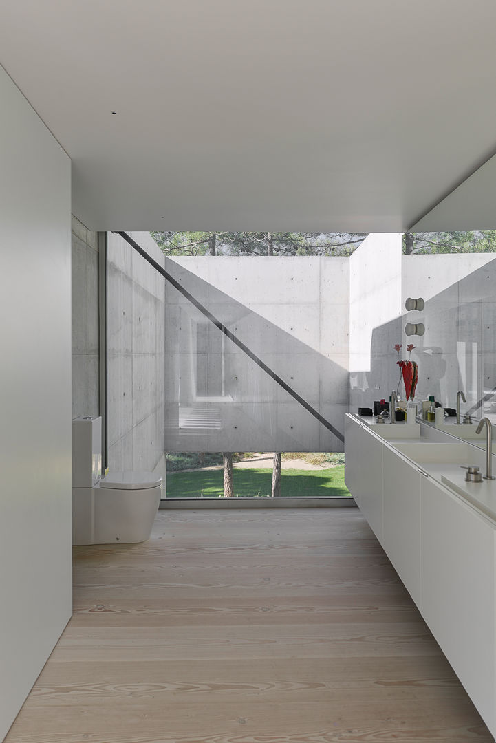 Uma casa que parece um autêntico castelo com 532m2, guedes cruz arquitectos guedes cruz arquitectos Salle de bain minimaliste