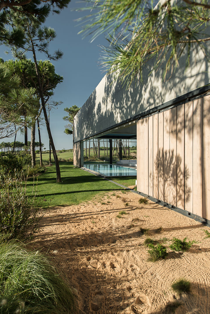 Uma casa que parece um autêntico castelo com 532m2, guedes cruz arquitectos guedes cruz arquitectos Minimalistyczne domy