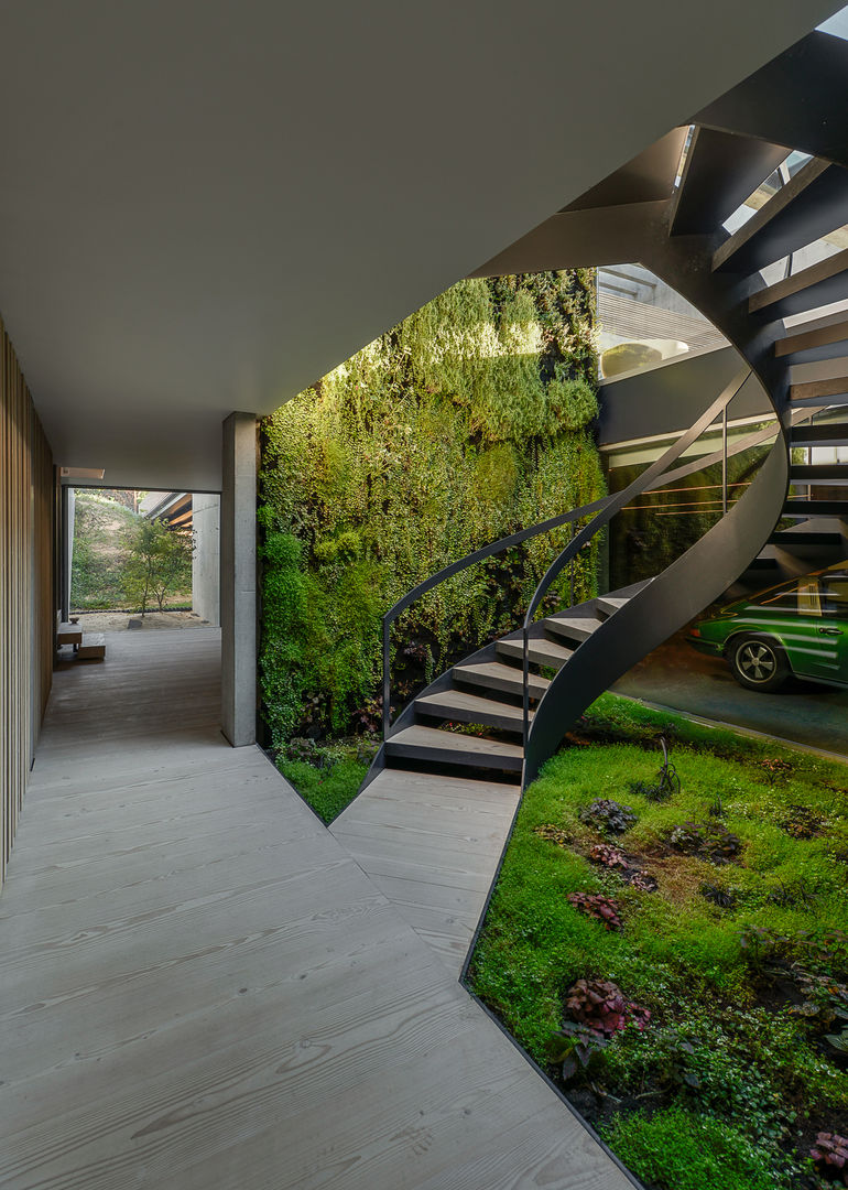 Uma casa que parece um autêntico castelo com 532m2, guedes cruz arquitectos guedes cruz arquitectos Pasillos, vestíbulos y escaleras minimalistas