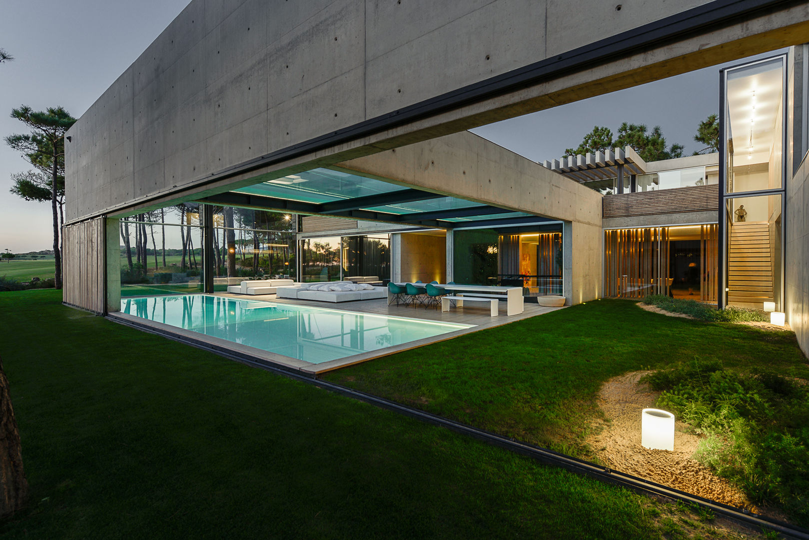 Uma casa que parece um autêntico castelo com 532m2, guedes cruz arquitectos guedes cruz arquitectos Piscinas de estilo minimalista