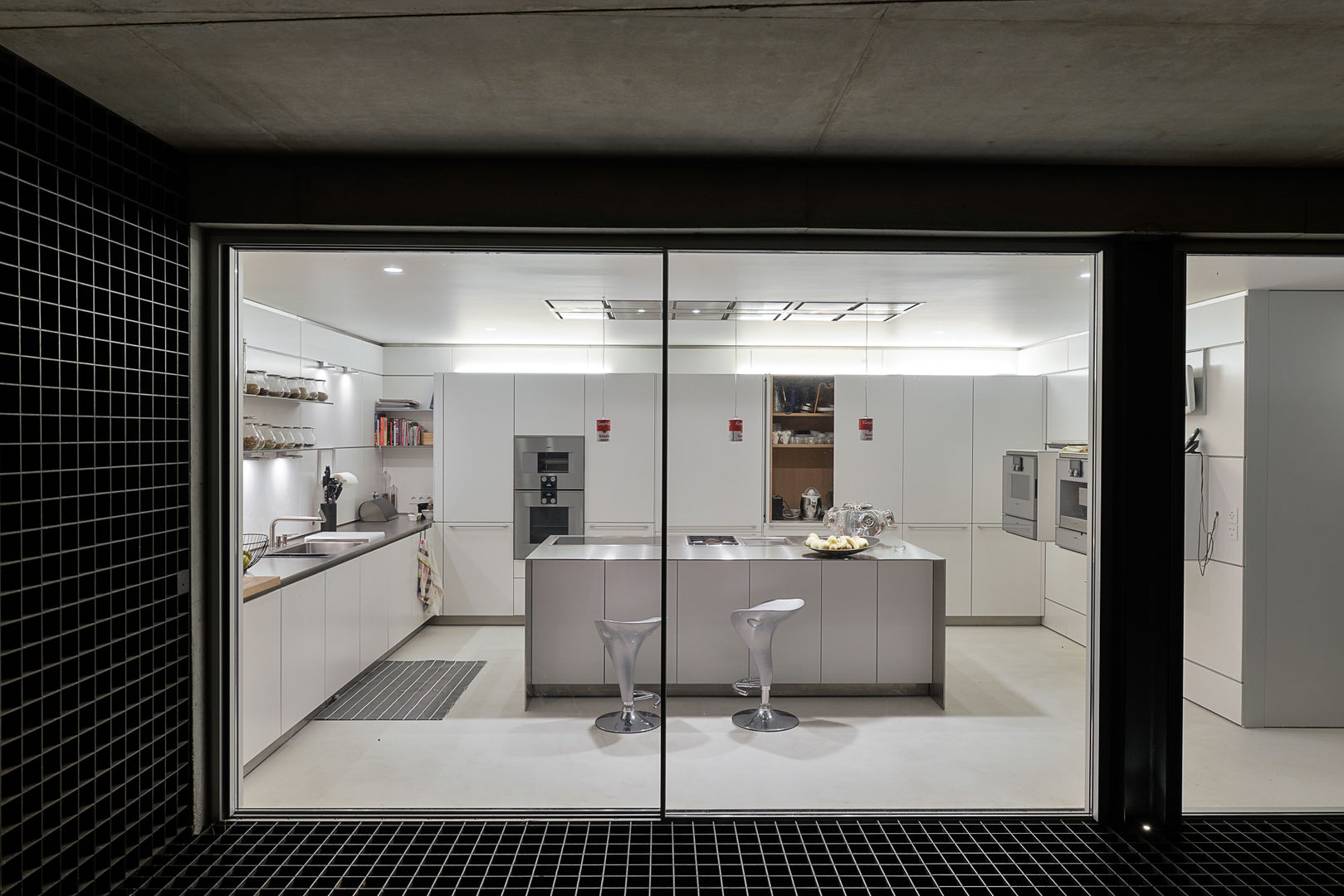 Uma casa que parece um autêntico castelo com 532m2, guedes cruz arquitectos guedes cruz arquitectos Minimalist kitchen