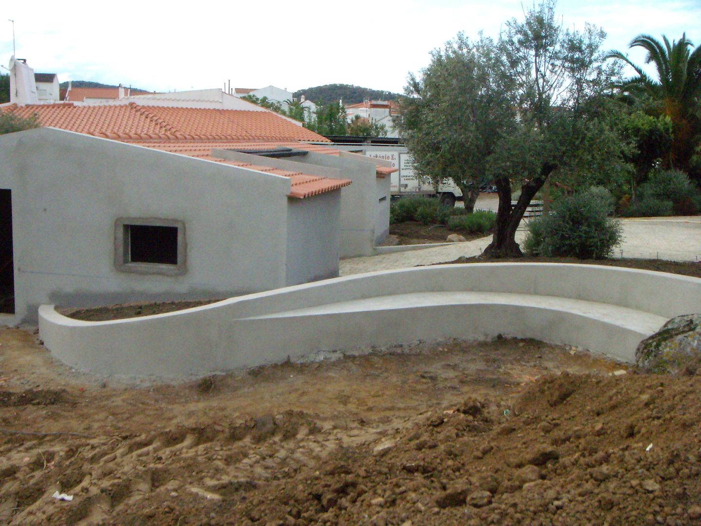 Banco ondulado com vista ao campo, Atelier Jardins do Sul Atelier Jardins do Sul Taman Gaya Eklektik