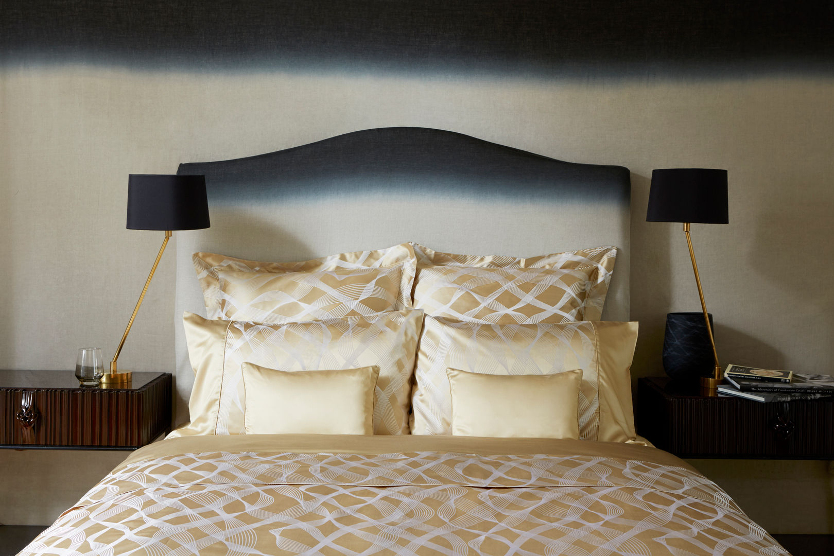 Rubans Gold silk cotton bed linen Gingerlily モダンスタイルの寝室 絹 黄色 テキスタイル