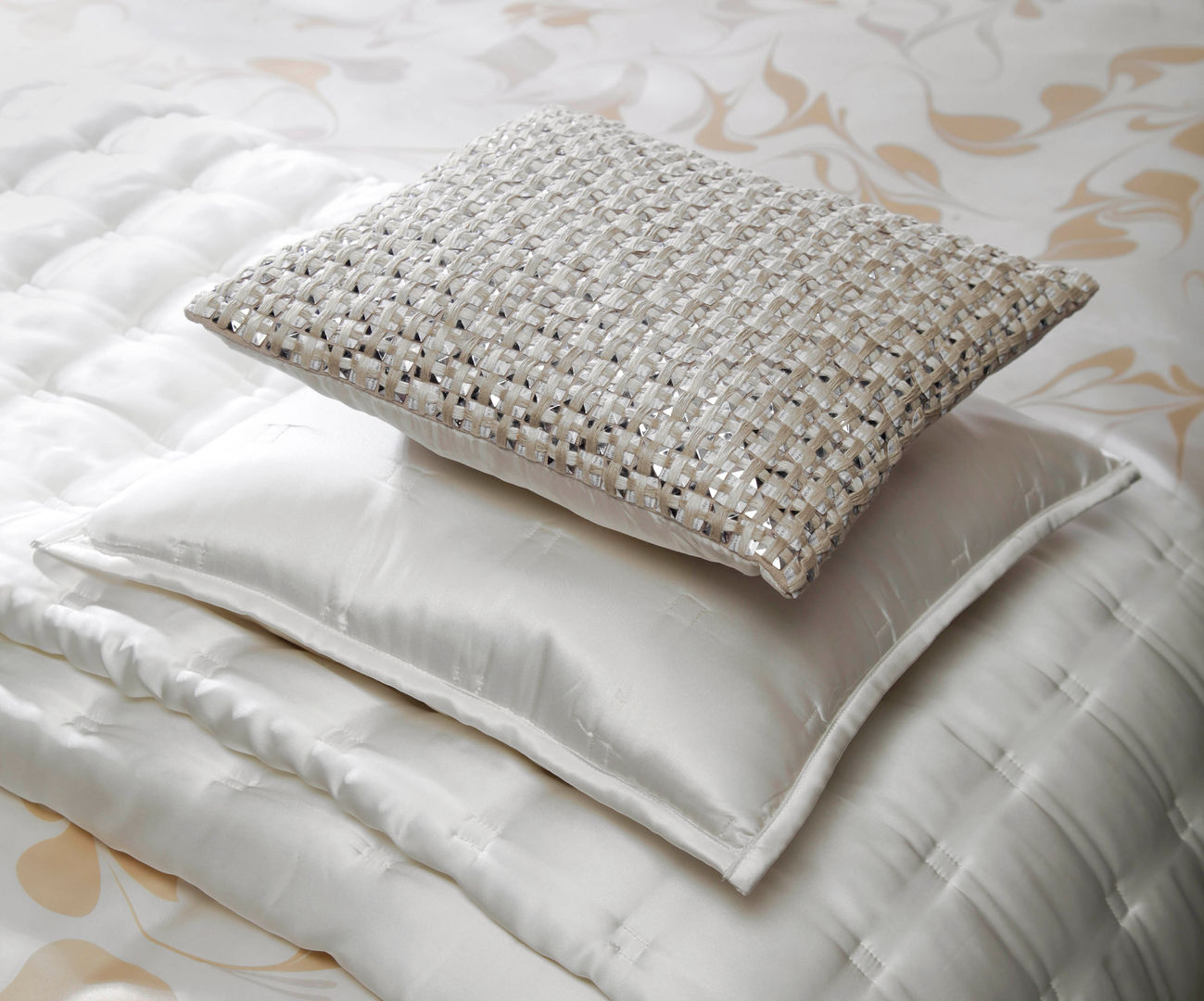Windsor ivory silk bedspread homify Dormitorios de estilo clásico Seda Amarillo Accesorios y decoración
