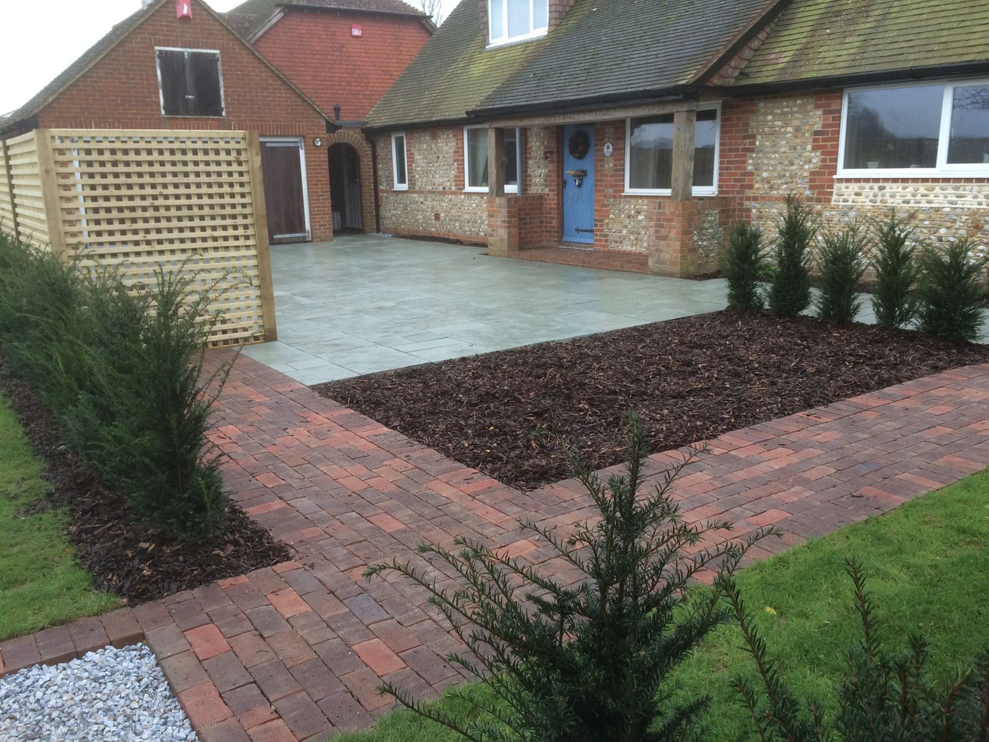 Traditional front garden and driveway homify Jardin classique