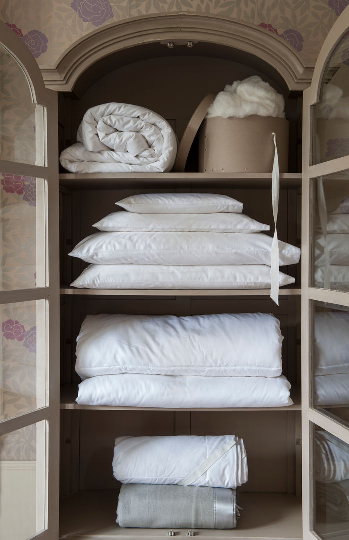 Gingerlily silk bedding cupboard Gingerlily Phòng ngủ phong cách kinh điển white,bedding,pillow,duvet,silk,cotton