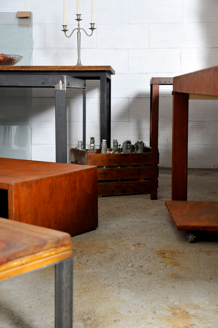 Taller de Sant Just , Insolid Corten Bcn Insolid Corten Bcn Industrial style living room Side tables & trays