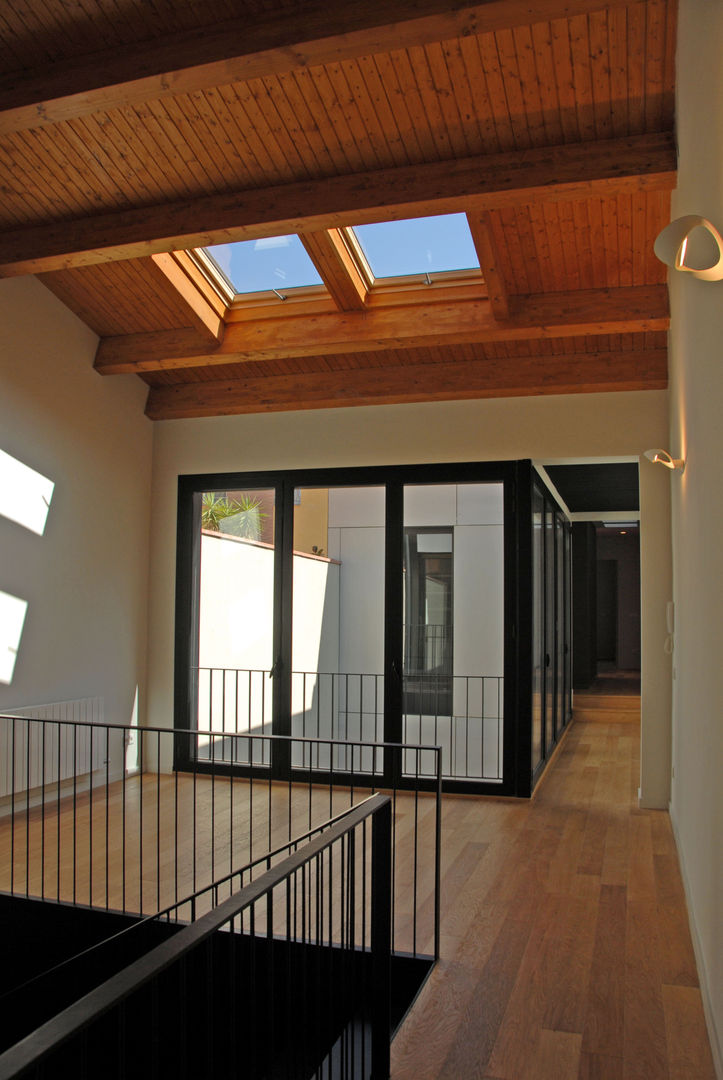 CASA EN EL BARRIO DE SANT ANDREU DE BARCELONA, 4+1 arquitectes 4+1 arquitectes Modern study/office