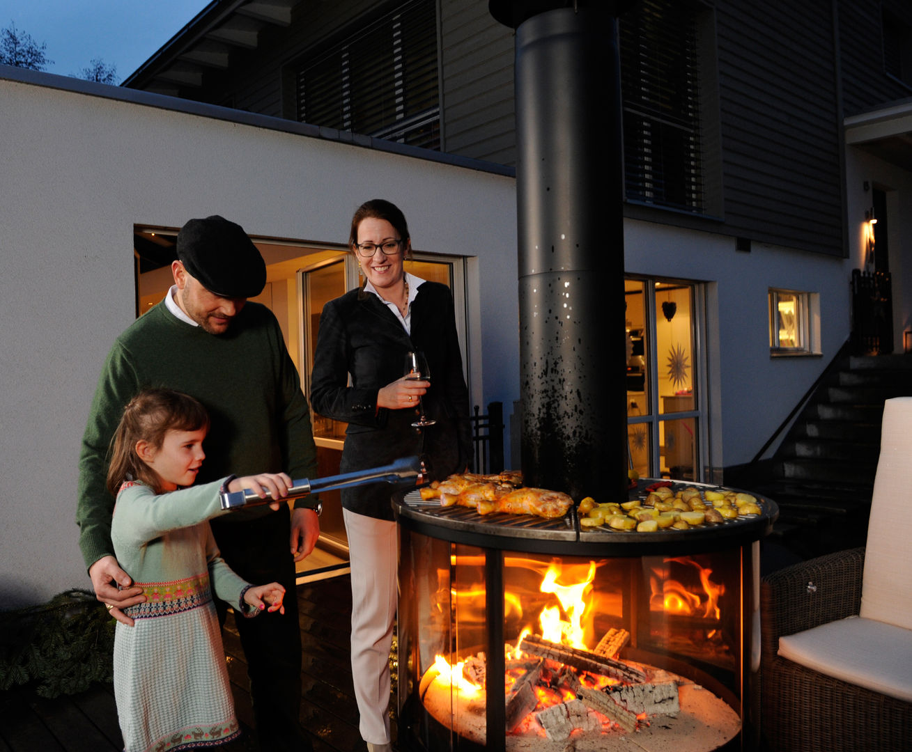 Outdoor-Feuerstelle Rüegg SURPRISE, Rüegg Cheminée Schweiz AG Rüegg Cheminée Schweiz AG Klasyczny balkon, taras i weranda Żelazo/Stal Meble