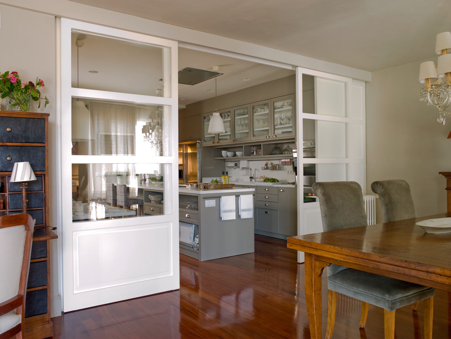 Comedor relacionado con la cocina por la puerta en cristalera DEULONDER arquitectura domestica Cocinas eclécticas